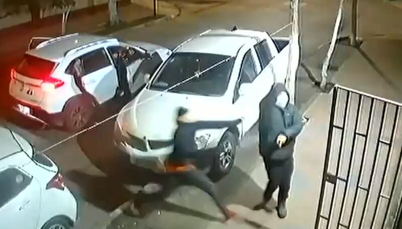 Adulto mayor frustró robo de su camioneta en San Joaquín, lanzando las llaves al techo.