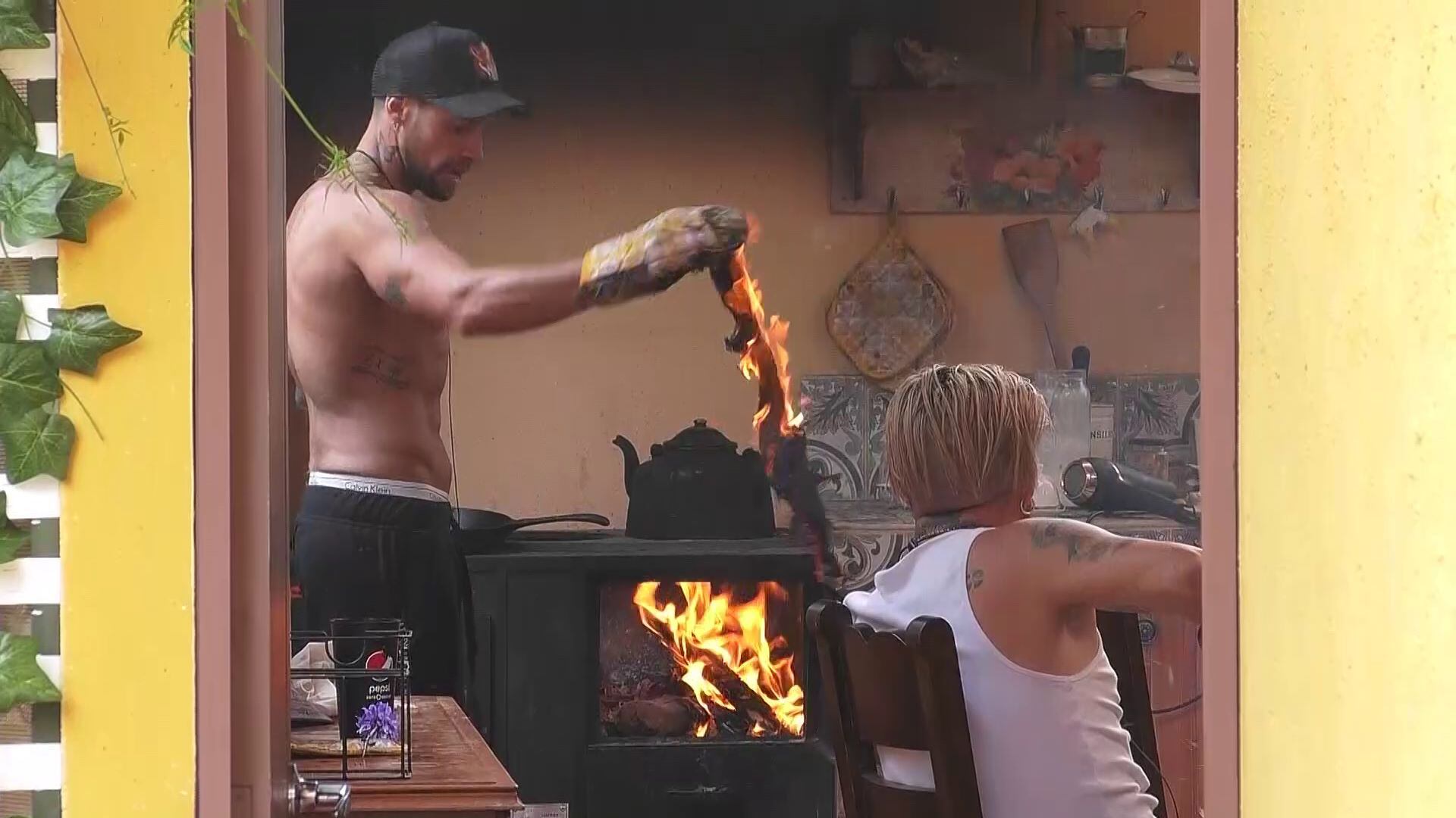 Pamela Díaz le quema camiseta a Luis Mateucci