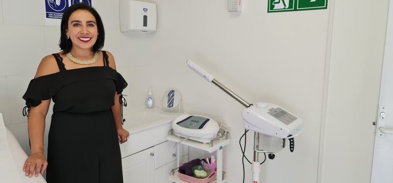 Para Jacqueline Lozano (en la foto) como para Gabriela Soto la idea de este centro de estética es para acercar tratamientos de belleza de calidad y a precio justo a las vecinas de Peñalolén y a quienes trabajan en la comuna.