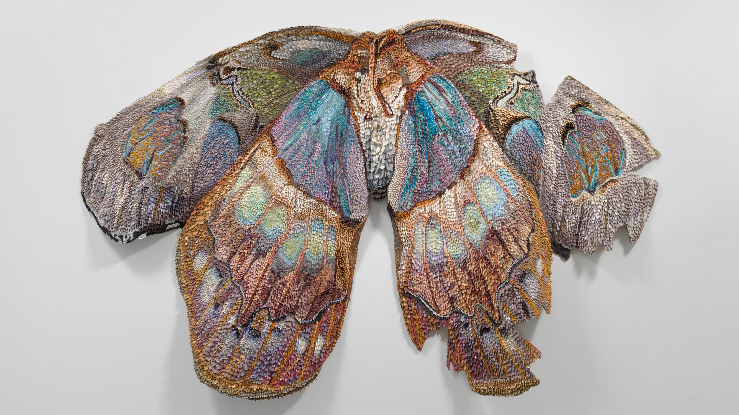 Inspirada por la intrincada estructura de las alas de mariposa reales, la artista Rebecca Manson transforma minúsculos detalles naturales en impresionantes esculturas a gran escala. Foto: Jessica Silverman Gallery.