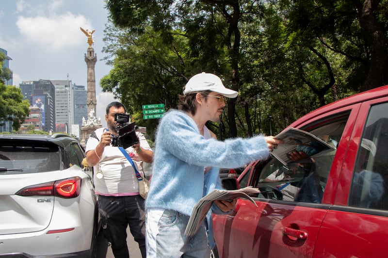 Morat repartiendo ejemplares de Publimetro México en el Paseo de la Reforma