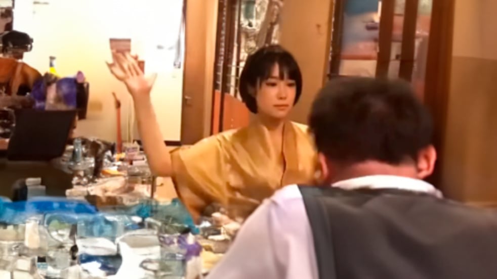 Viral: Furor por restaurante japonés que ofrece bofetadas como parte del menú