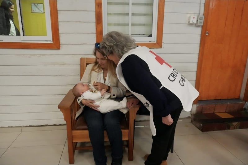 Candidata del distrito 6 combina política y maternidad: Catalina Otero hace campaña con su guagua de 2 meses en los brazos