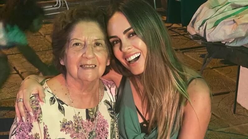 Maura Rivera y su abuela | Fuente: Instagram @maurarivera27