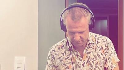 Felipe Kast está tomando clases de DJ para retomar su hobby escolar. Es terapéutico señaló.