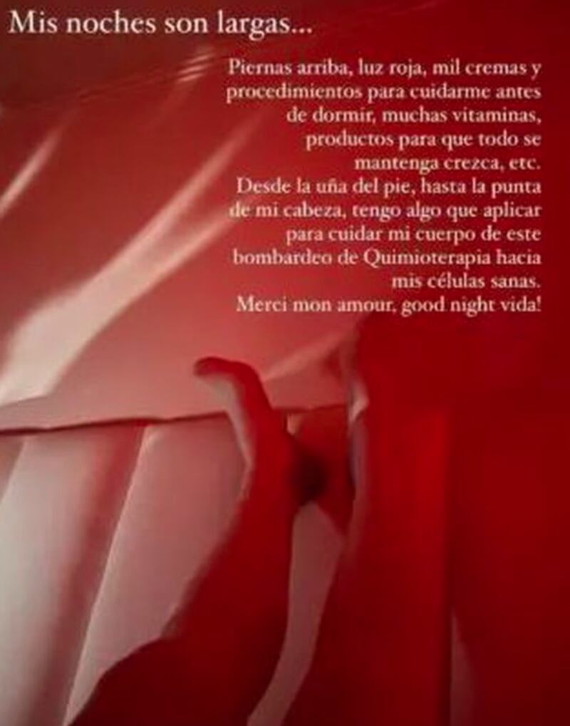 En otra historia, relató los cuidados que debe realizar, los cuales incluyen “mucha vitamina”.
“Mis noches son largas. Piernas arriba, luz roja, mil cremas y procedimientos para cuidarme antes de dormir, muchas vitaminas, productos para que todo se mantenga, crezca, etc”, escribió en la imagen donde se ven sus piernas levantas, y apoyadas contra la pared.
“Desde la uña del pie, hasta la punta de mi cabeza, tengo algo que aplicar para cuidar mi cuerpo de este bombardeo de quimioterapia hacia mis células sanas. Merci mon amour, good nigth vida!”, cerró.
Fue hace una semana que Aylén Milla sinceró en un live que tiene cáncer de mama.
“Soy Aylén, 33 años y tengo cáncer de mama, comportado como triple negativo, agresivo. Llevo 16 quimioterapias. Esta es mi historia”, escribió la argentina en el post, junto a la transmisión donde confesó a sus seguidores la compleja situación de salud que atraviesa desde noviembre del 2022.