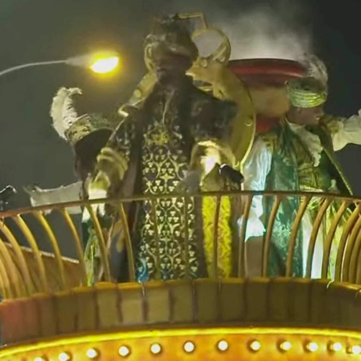 Éxito en la cabalgata de Reyes en Madrid: 1,2 toneladas de caramelos repartidos Éxito en la cabalgata de Reyes en Madrid: 1,2 toneladas de caramelos repartidos