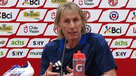 El entrenador de la selección chilena en conferencia de prensa.