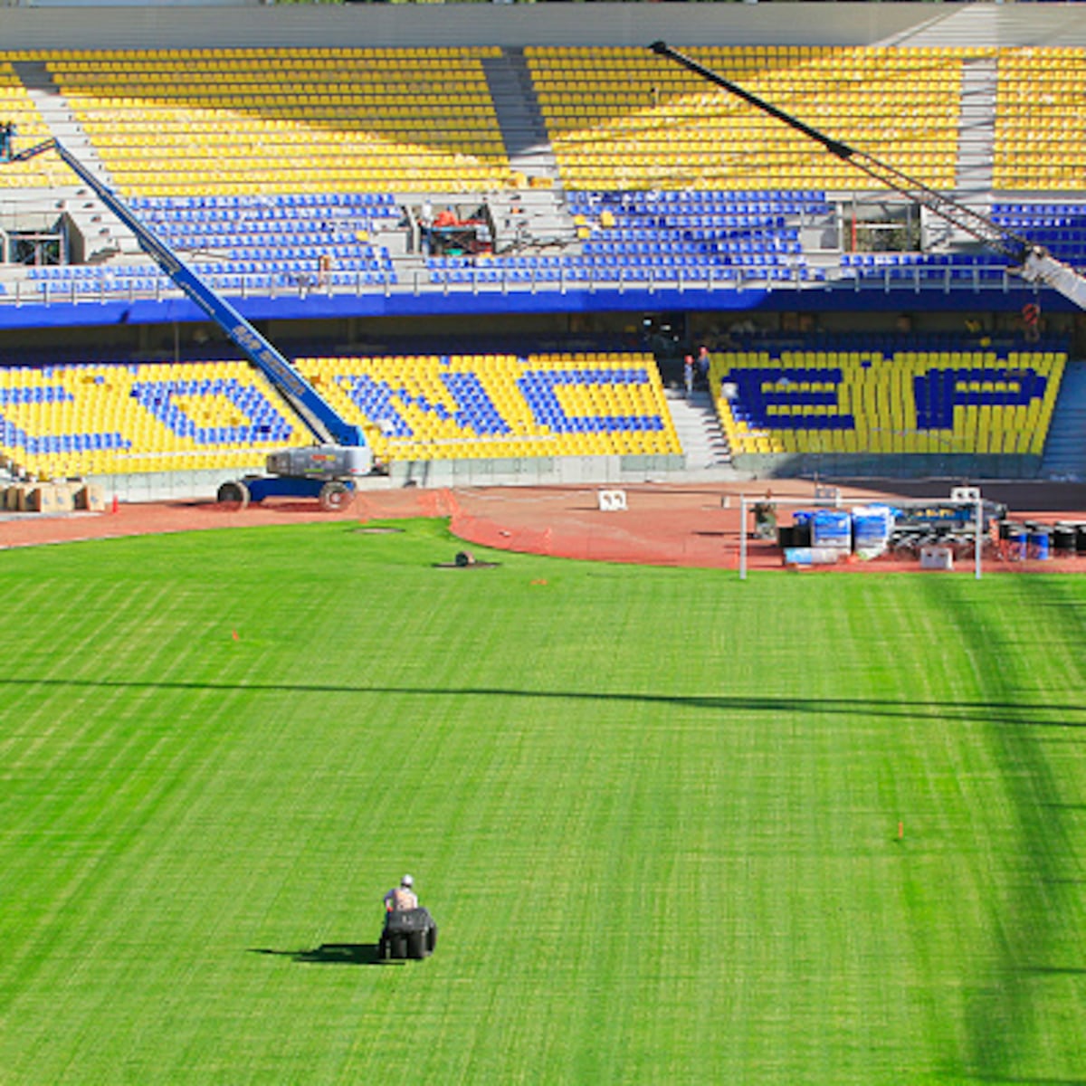 Transformación del Estadio Ester Roa Rebolledo por ascenso de equipos locales Transformación del Estadio Ester Roa Rebolledo por ascenso de equipos locales