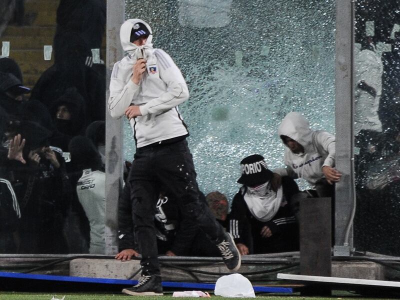 El Cacique se querelló en contra de 15 personas identificadas en los desórdenes del partido de Copa Libertadores entre el cuadro albo y los brasileños.
