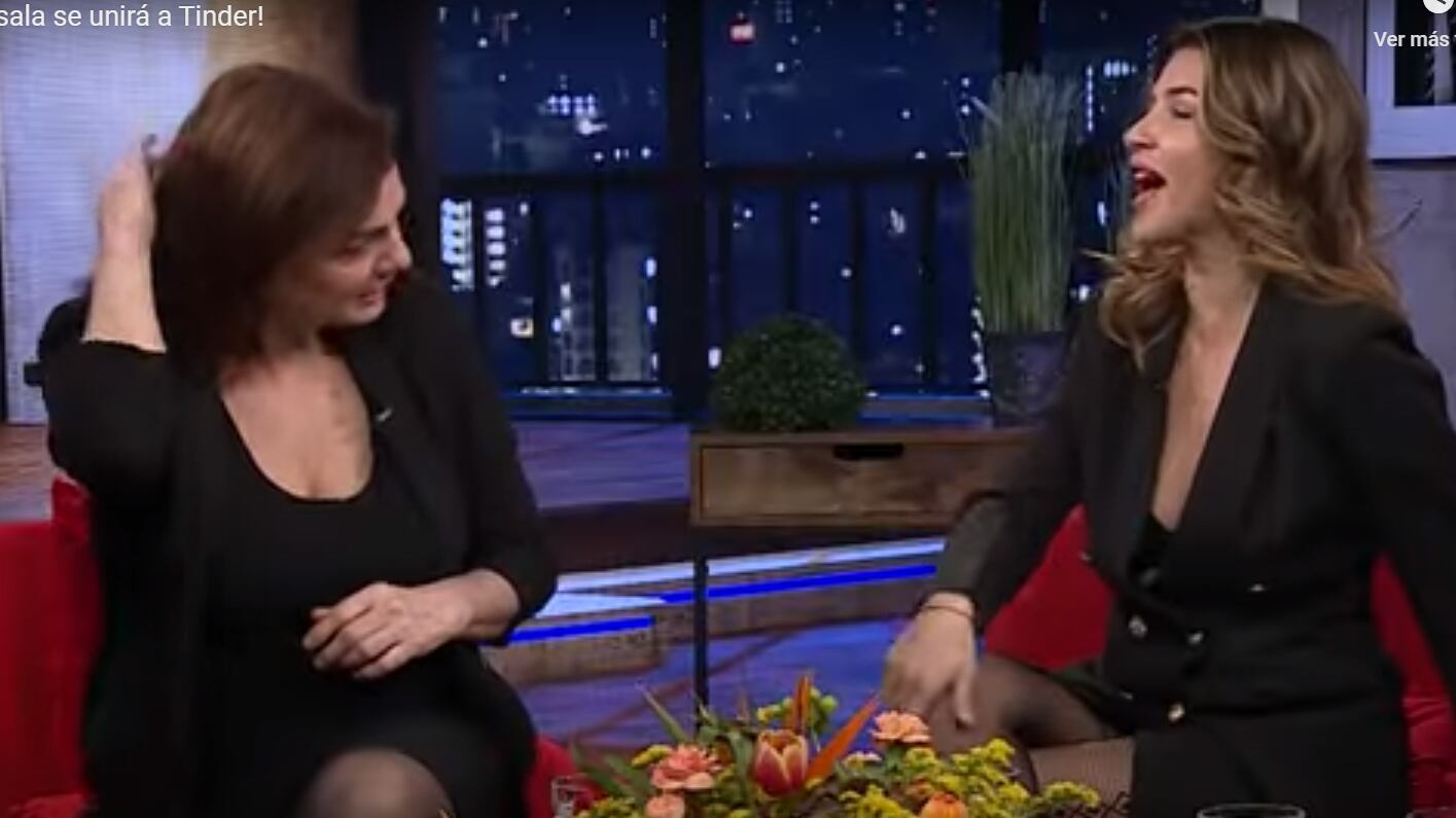 La panelista de “Tal Cual”, Francisca Merino echó al agua a su amiga Berta Lasala respecto a su situación sentimental, tras su separación con el actor Daniel Alacaíno, después de dos décadas de matrimonio.
Las amigas y ex integrantes de la exitosa teleserie de los 90, Adrenalina, compartieron en el programa nocturno de TV+, donde hablaron de las relaciones amorosas y cómo se encuentra el mercado de hombres separados.
“Basta de actores, no quiero actores. Por favor, un médico, abogado un ingeniero. A mí me gustan de mi edad o mayores”, dijo la panelista de “Milf” luego de que José Miguel Viñuela le preguntara sobre la posibilidad de iniciar una nueva relación, a un año del quiebre con el intérprete de Yerko Puchento.
Fue en ese momento, que Pancha Merino se lanzó un ¡bom, bom! y reveló que Berta Lasala ya ha tenido sus pretendientes.
“Ya ha tenido sus pinches, pero no puedo contar”, dijo, mientras Berta se reía nerviosa y le pedía que se callara.
“Una salida es nada, Cállate, esta es hocicona, saben que no me inviten más para acá, yo me voy Pancha”, bromeó.
Eso sí, Merino deslizó que busca que su amiga tenga una nueva pareja alejada del mundo del espectáculo.
“Escríbanle al Instagram abogados, ingenieros comerciales, empresarios, pero ningún actor, cantante, músico, ninguna cuestión de esas”, pidió Merino.
Finalmente la exparticipante de la serie Los 80, donde también actuaba su exmarido como Exequiel, no descartó abrir una cuenta de Tinder, afirmando que sí se encuentra en el mercado.
“Hay que atreverse a meterse en aplicaciones”, invitó.