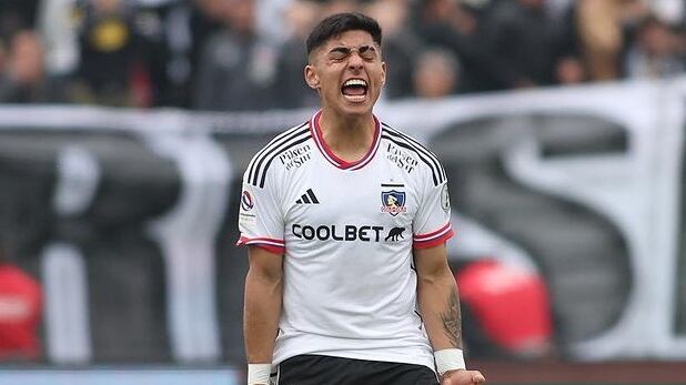 Colo Colo congeló el pago del sueldo al futbolista luego de pedir un permiso sin goce de sueldo mientras cumple con la cautelar de arresto domiciliario por femicidio frustrado.
