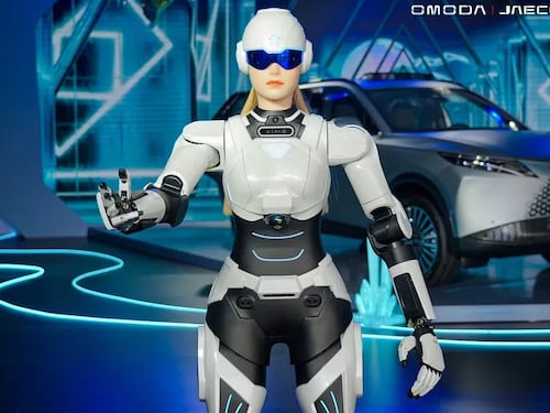 Este robot puede abrirte la puerta del auto: Así es la nueva propuesta de Omoda & Jaecoo