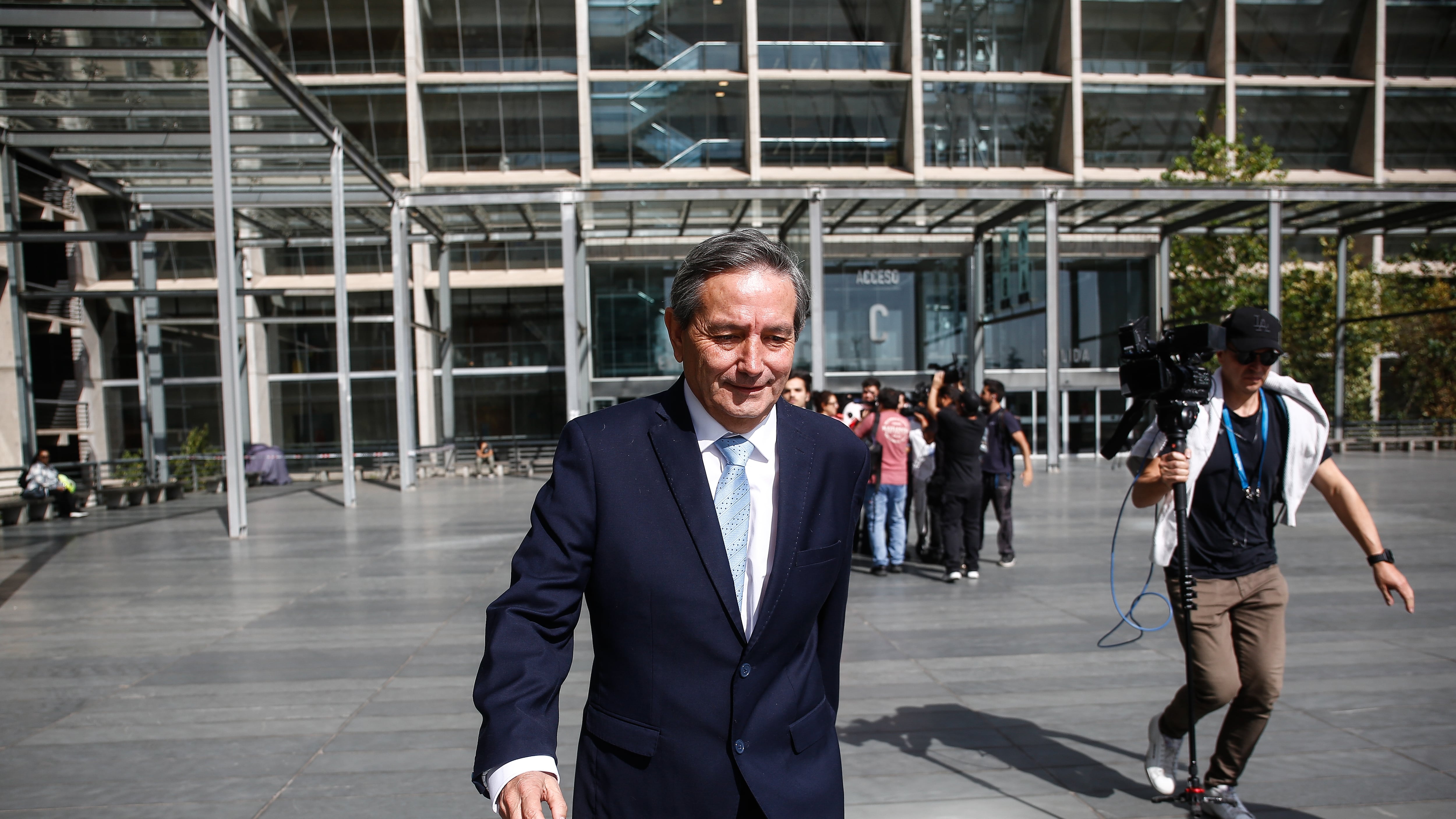 Juicio Oral contra ex Alcalde Miguel Ángel Aguilera | 16 DE ABRIL DE 2025 / SANTIAGO
El Ex Alcalde de San Ramón, Miguel Ángel Aguilera enfrenta el Juicio Oral en su contra por enriquecimiento ilícito, cohecho pasivo y lavado de activos desde el centro de justicia
FOTO: DIEGO MARTIN / AGENCIAUNO