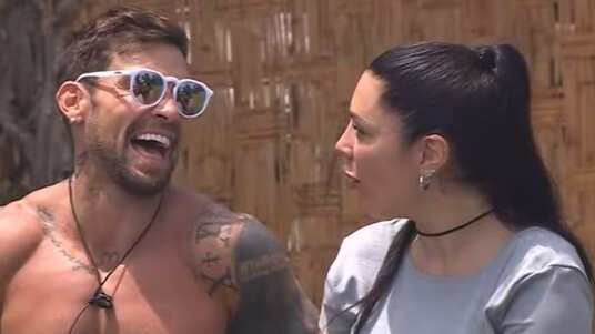 Según informaron en el programa "Sígueme", el argentino le habría regalado un anillo de compromiso a la mediática durante el encierro del reality.