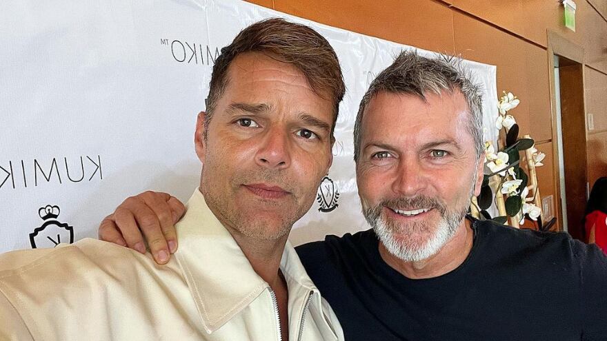 Aquí todo tranqui con @ricky_martin en el lanzamiento de un nuevo producto de @kumiko.chile 🤩😅💥 Qué tipo simpático y sencillo Ricky!!! Felicitaciones @cataaguirrekumiko por un nuevo paso de este emprendimiento chileno 🇨🇱 que da que hablar…