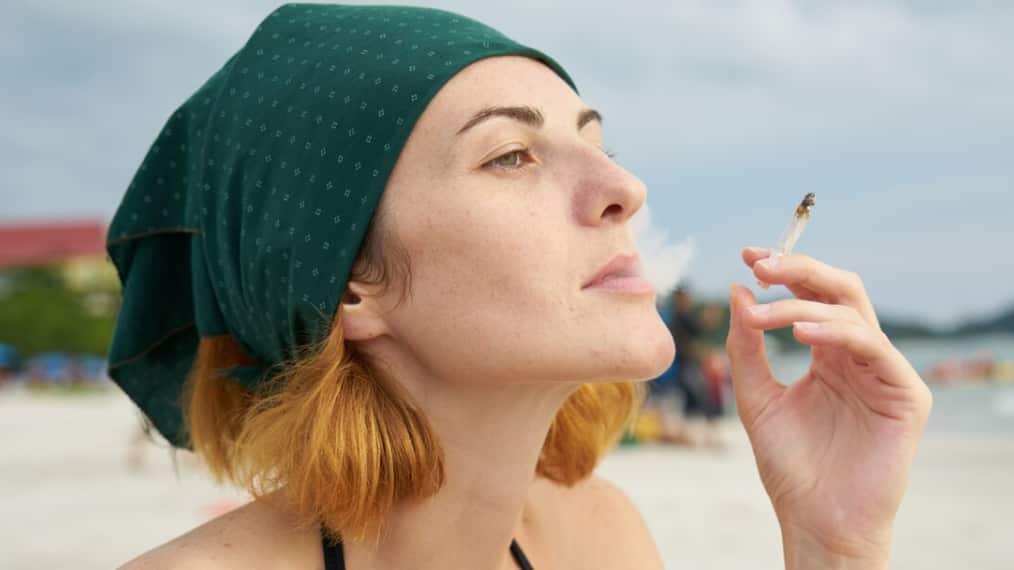 La quema al aire libre de la belleza adolescente mano humana