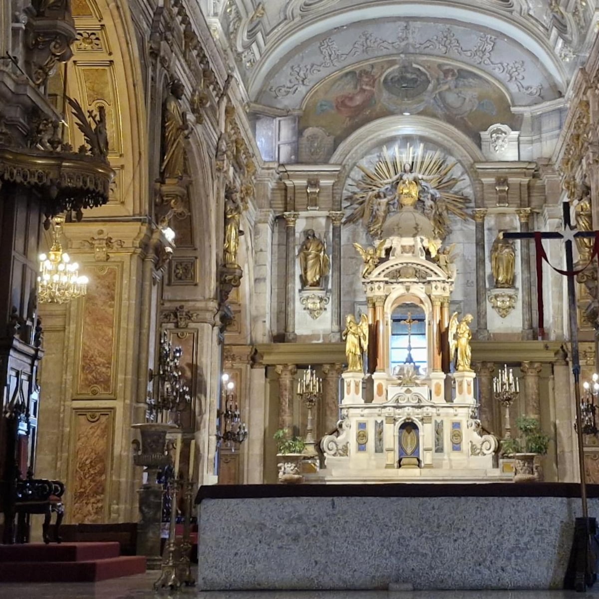 Detienen a ladrón de candelabros de la Catedral de Santiago Detienen a ladrón de candelabros de la Catedral de Santiago