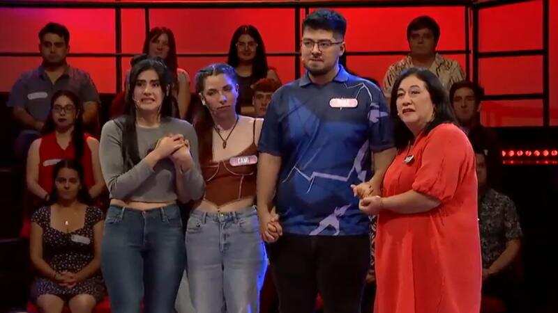 “Lamentablemente, hace muy poquito, nos confirmaron que falleció Antonio. Pareja de una concursante que estuvo jugando hasta ayer con su familia”. Con esas palabras el animador Martín Cárcamo comunicó la tristeza de unos participantes tras recibir un millonario premio. 
Durante días habían estado participando en el programa Qué dice Chile, de Canal 13, con el fin de reunir dinero para llevar al padre del hogar al litoral central. Pero, su enfermedad se lo llevó. 
“Estaban jugando para darle un fin de semana y tranquilidad a Antonio y poder disfrutar en familia. Nos encontramos con esta triste noticia y queremos mandarle un gran cariño a Carolina, Fran, Seba y Cami. Estamos con ustedes en el dolor y esperamos que estos días de programa hayan sido un bálsamo para ustedes como familia. De aquí en adelante el programa va a estar dedicado a Antonio”, cerró emocionado, pidiendo un aplauso para ellos. 
La familia Arancibia participó durante cinco capítulos y ganaron un total de 4.4 millones de pesos gracias a su gran desempeño en el “Dinero Rápido”. 
Con el paso de los días fueron revelando que el padre del clan estaba con limitaciones físicas debido a una trombosis y un accidente cerebro vascular, también denominado ACV, que le afectó en los últimos años y se tenían que turnar para cuidarlo.
Pero, lamentablemente, dos días después de terminar su participación en el programa, Antonio falleció y el dinero fue utilizado para costear parte de los gastos fúnebres, revelaron a LUN. 
“Nosotros queríamos llevarlo a alguna playa, a él le gustaba El Quisco. Y bueno, el dinero del programa lo ocupamos en el funeral de Antonio, nos alcanzó casi para pagarlo completo“, contó la mujer, Carolina Arancibia.
Según consigna T13, después del tercer capítulo del programa, Antonio fue internado en urgencias por problemas de salud. La familia pensó en ausentarse al programa, pero cómo no podían visitar a su querido familiar, fueron a concursar y entre las pausas de la grabación hacían videollamadas para saber cómo estaba.
“Al otro día le vino una neumonía que se fue expandiendo. Obviamente cuando murió se me cayó el mundo, aunque sabía que iba a llegar este momento. Él es el amor de mi vida“, señaló Carolina, agregando que el funeral fue ”una despedida hermosa“.