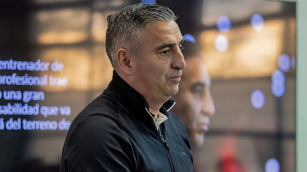 El exentrenador de Ñublense abordó este jueves la acusación que Hernán Caputto hizo en su contra por juntarse a beber con los futbolistas sureños cuando era su técnico.