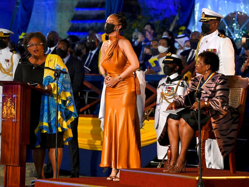 Barbados se convierte en república y declara a Rihanna como heroína nacional