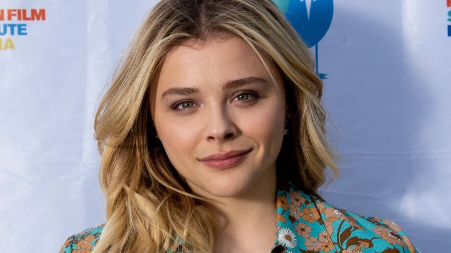 Chloë Grace Moretz expresó que un meme que surgió a partir de una foto que le tomó un paparazzi tuvo un efecto considerable en su salud mental. En el contexto de una reciente entrevista con el portal Hunger la actriz reflexionó sobre la fama y relató que lo pasó mal por un meme que la comparaba con un personaje de Family Guy.
