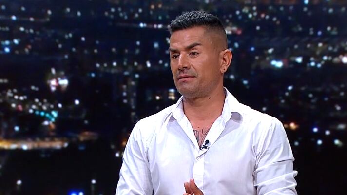 Kike Acuña fue uno de los invitados al último episodio de Podemos Hablar, donde contó una compleja experiencia que vivió debido a una persona que quiso hacerle magia negra.
“Soy de Ovalle y tengo mucha gente conocida en Salamanca, donde está la mayor parte de los brujos. No voy a dar nombre, pero cierta persona va a ese pueblo y coincide en que la persona que van a visitar era conocida de la familia”, dijo en el ‘Punto de encuentro’.
En ese punto, aclaró que era una conocida expareja suya, y por lo mismo prefería resguardar su nombre. Además, tenía seguridad sobre su identidad, porque se la describieron tal cual era en ese momento.