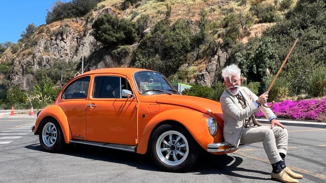 Federico Sánchez y su escarabajo eléctrico
El conductor que llegó a TVN está promocionando la rifa de un escarabajo eléctrico la fecha del sorteo este 14 de febrero.
Este auto es bien especial porque es un clásico convertido 100% eléctrico y la conversión se hizo en el momento en que efectivamente la ley permitía hacer estas conversaciones, por lo tanto, el auto está absolutamente en regla. Todos sus papeles en orden. Lo interesante es que yo, sin ser un fanático de los autos eléctricos, este auto me enamoró básicamente por lo que significa un escarabajo de los 70, vidrio curvo, 100% alemán y restaurado. Lo mejor de los dos mundos, un clásico con la historia, contradicción con todos los referentes de diseño que a 1 lo conmueven y Por otro lado, 100% sustentable.
Esta es la mejor combinación de los dos mundos. Insisto, un auto clásico con toda la maravilla que significa y además con un motor eléctrico muy eficiente, con una autonomía suficiente para gozar de la ciudad.
Llegada a TVN:
La verdad que estoy muy contento de nuestra llegada a TVN, básicamente porque vamos a poder seguir trabajando todo el equipo juntos y recorrer Chile y también seguir haciendo el programa en el extranjero. O sea, por un lado, vamos a tener la oportunidad de recorrer el territorio, conocer las identidades locales, celebrar de alguna manera la cultura, la arquitectura, el diseño, en fin. Ese patrimonio maravilloso a nivel regional y, Por otra parte, viajar por lugares. Tenemos muchas expectativas de lugares un poco más exótico. Y vamos a ponerle toda la energía para que esto salga impecable.