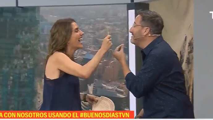 Pasadas las 8:30 de la mañana, Iván Torres hizo su aparición en el Buenos días a todos (TVN) para entregar el pronóstico del tiempo ante la presencia de Eduardo Fuentes, María Luisa Godoy y Simón Oliveros.
En medio de la llegada del otoño al país, el conductor del matinal comentó que cuando chico le despertaba curiosidad entender la carta meteorológica, e intentaba adivinar qué significaba cada signo.
En eso, mientras Iván mostraba cómo andaría el tiempo durante estos días, María Luisa preguntó: “¿Qué son esos puntitos verdes?”, según consignó Página 7.
“Eso es la pantalla que está cagando”, le contestó Fuentes, desatando las risas entre los presentes, haciendo alusión al estado del voluminoso aparato.
Ante eso, ella, cual árbitro de fútbol, lo amonestó: “¡No!”, lanzó la periodista. “¡Tarjeta amarilla, tarjeta amarilla porque estamos en horario infantil!”.
“Pero, pucha, la cuestión”, se quejó él, dando por cerrado el momento.
