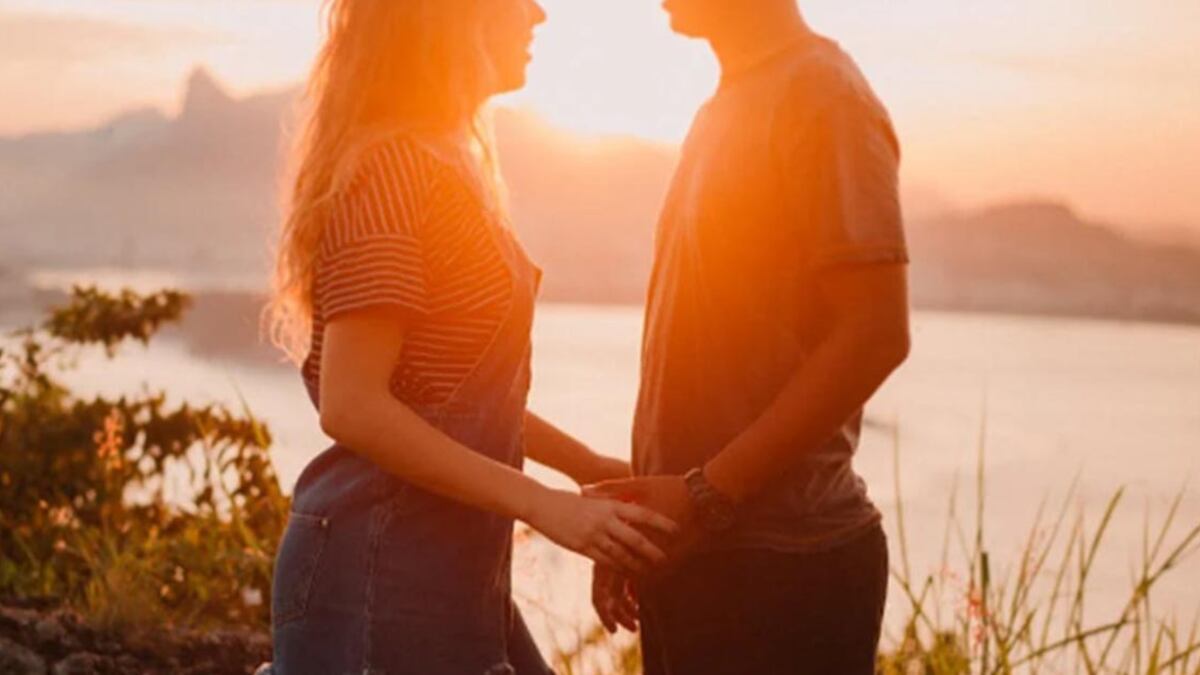 Pareja caricias sin amor