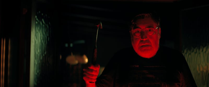 En 'The Boroughs', la nueva producción de los creadores de Stranger Things, un grupo de jubilados se enfrenta a una intriga sobrenatural en su comunidad. Foto: Netflix.
