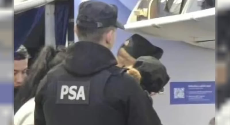 Los escandalosos detalles de la pareja que tuvo relaciones íntimas en un avión