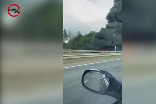 Camión de combustible pierde el control y se sale de la pista