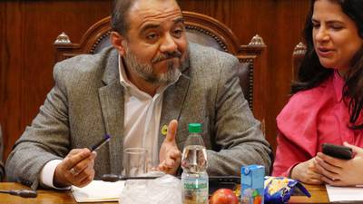 “No es homofobia... es $3.500 millones por 30 snacks”: Ministro Ávila recibió colación Junaeb en medio de acusación constitucional