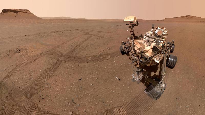El rover Perseverance de la NASA se sacó esta selfie mirando hacia uno de los 10 tubos de muestras almacenados en el depósito que creó en un área apodada “Three Forks”. Crédito: NASA/JPL-Caltech/MSSS