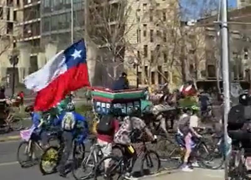Carretoneros por el Rechazo atropellan a ciclistas por el Apruebo en Providencia