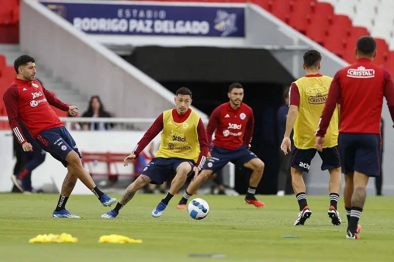 Una novedosa formación es la que planteó Nicolás Córdova para su debut como técnico interino de la Roja en el partido de esta noche, frente a Ecuador en Quito.