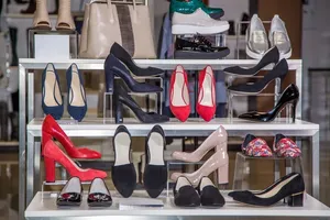 Sernac alerta sobre zapatos de mujer marca Clarks vendidos en Falabella por riesgos a salud