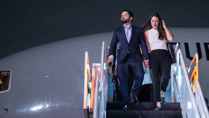 Presidente de Chile, Gabriel Boric y su pareja, Irina Karamanos, llegan a México para cumplir con su primera gira oficial en el país.