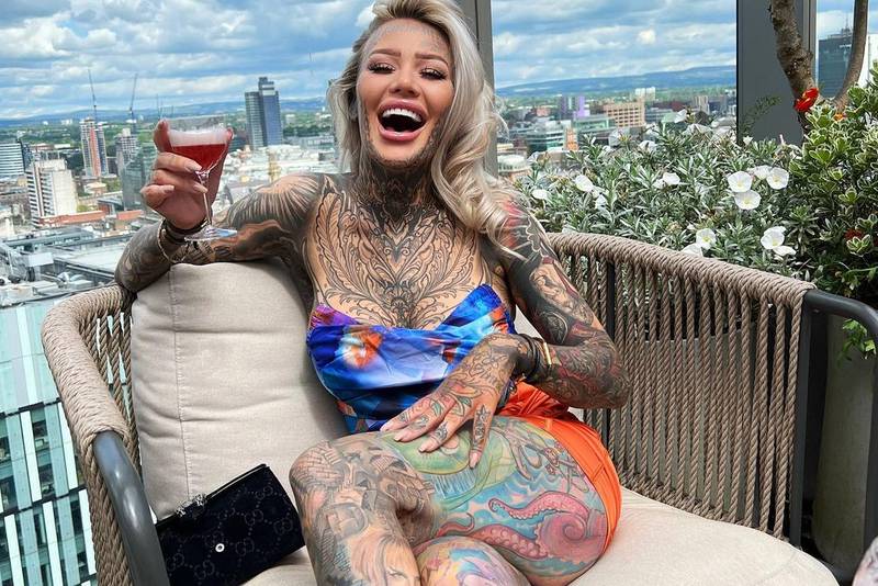 La estrella británica de OnlyFans, Becky Holt, asegura ser la única mujer en el mundo que tiene tatuada toda su vagina.