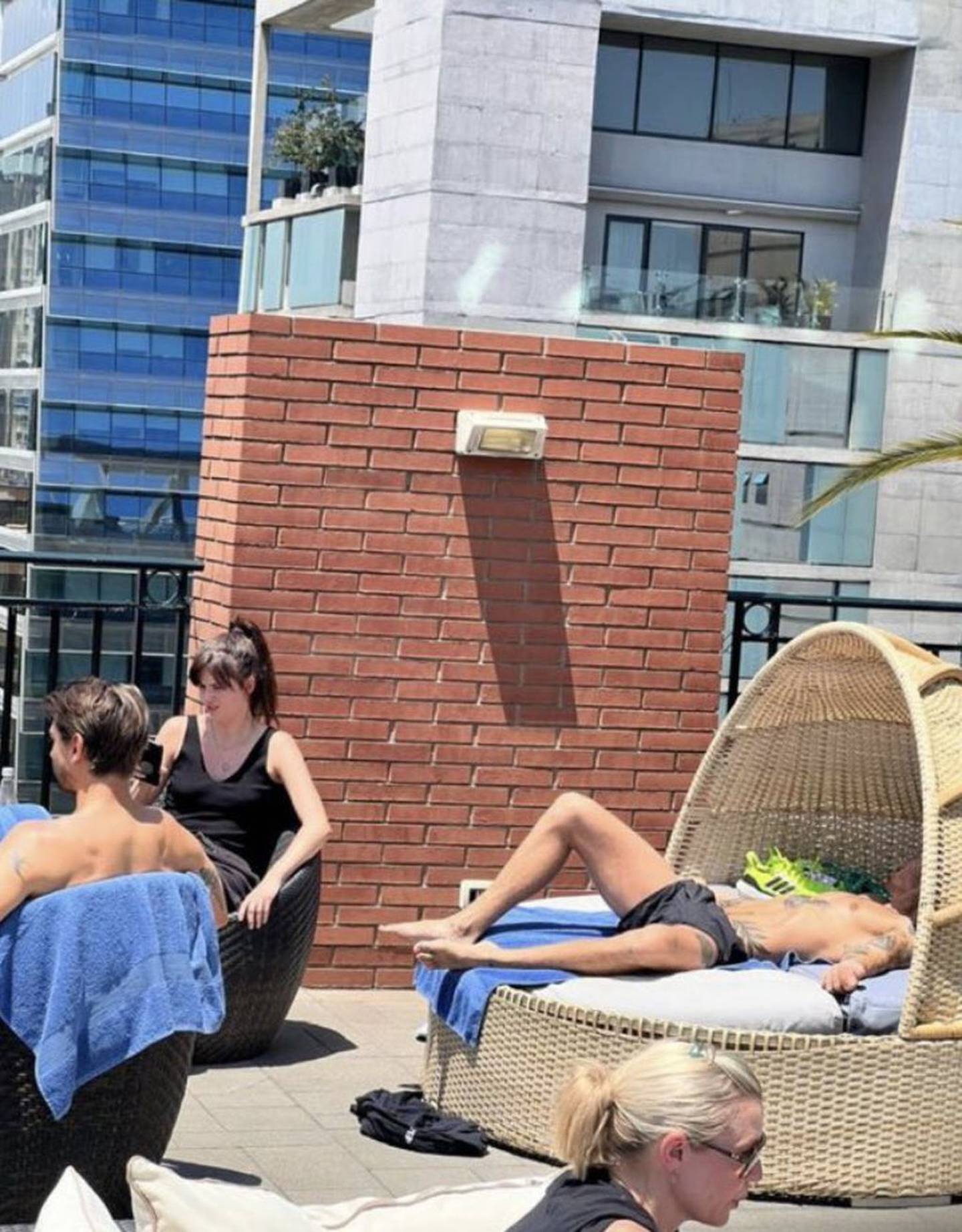 Harry Styles tomando sol en Chile, Vía Twitter